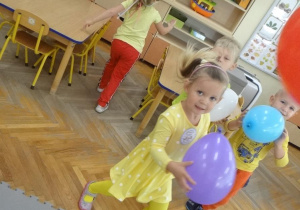 Dziewczynka biegnie z balonem